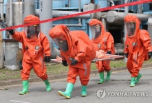 부상자 구조하는 소방대원