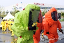 공장내부 진입하는 대원들