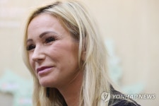 폴라 화이트 목사, 질문 경청