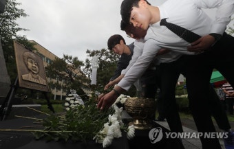 이세종 열사 추모비에 헌화하는 학생들