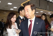 의원총회 참석하는 김성태