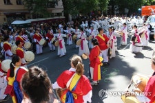 베를린 세계다문화축제에 참여해 풍물놀이하는 한인들
