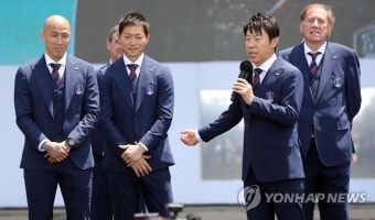 코치진 소개하는 신태용 감독