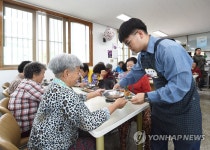해군, 15년째 이어온 노인회관 봉사활동