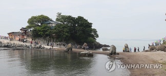 부처님 오신날 간월암 건너가는 관광객들