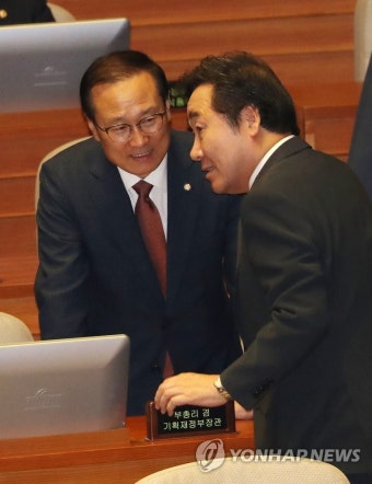 이낙연 총리와 대화하는 홍영표