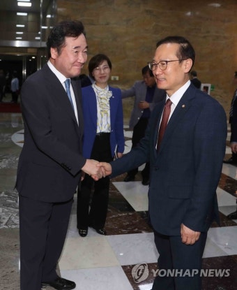악수하는 이낙연 총리와 홍영표 원내대표