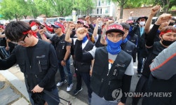 처우개선 촉구하며 거리에 나선 마필 관리사