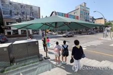 폭염 막는 거리 그늘막