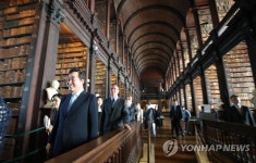 트리니티 대학 구도서관 둘러보는 이낙연 총리