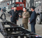 북한 승리자동차연합기업소 방문한 최룡해 부위원장