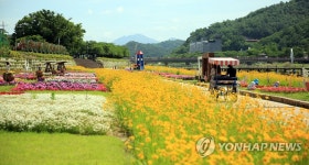 춘향이 놀던 남원 광한루 앞 꽃천지