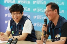 위원장과 전 위원장의 미소