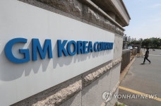 한국GM 공장 들어서는 직원
