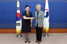 강경화, EU집행위원 면담…개인정보보호 협력방안 논의