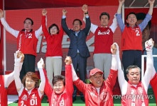 포항에서 지지호소 하는 홍준표 대표