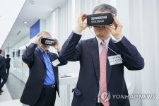 VR영상 시청하는 전국 국·공립대학교 총장협의회 방문단