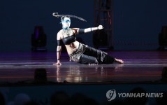 눈 가리고 화려한 무용