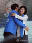 이재명 후보 안아주는 추미애 대표