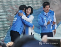 이재명 후보 안아주는 추미애 대표
