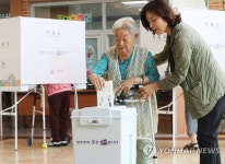 지방선거 거소투표 하는 어르신들