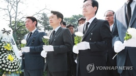 파주 현충탑 참배하는 남경필