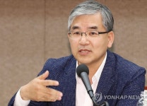 토론회 사회맡은 손영준 교수