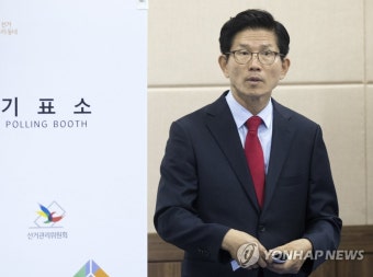 [사전투표] 기표소 나서는 김문수 후보
