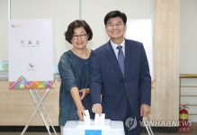 [사전투표] 사전투표하는 이춘희 후보