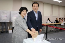 [사전투표] 투표하는 민주당 이용섭 광주시장 후보
