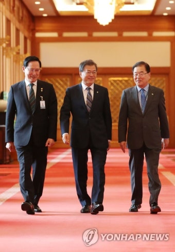 문 대통령, 국가안보실장·국방부 장관과 입장