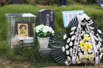 6·10항쟁 31주년…이한열 열사 묘소에 놓인 경찰청장 화환