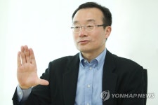 인터뷰하는 김종훈