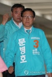 기자회견장 들어서는 문병호 후보