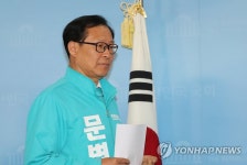 기자회견장 들어서는 문병호 후보