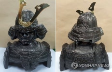 아파트 보행로에 떨어진 금속 조각상