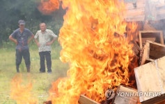 벌통 불태우는 한봉농민