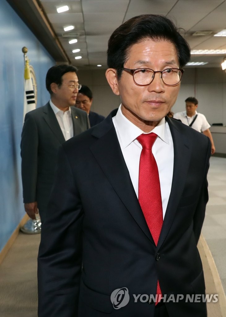 김문수, 윤석열에 탈당 요청하며 후보간 경쟁 치열