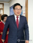 투표소 들어서는 서병수 후보