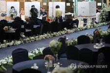 웨딩홀에 마련된 이색투표소