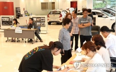 자동차대리점에 꾸려진 이색투표소