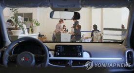 자동차 대리점에서 소중한 한표 행사