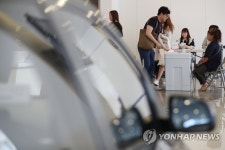 자동차 대리점에서 소중한 한표 행사