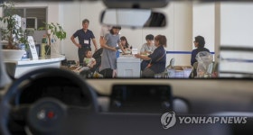 자동차 대리점에서 소중한 한표 행사