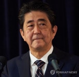 납치피해가족 만난 아베, 북일회담 의지…北과 직접 해결할것