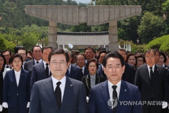 광주·전남 민주당 당선인 5·18묘지참배