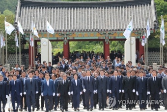 민주당 광주·전남 당선인 5·18묘지참배