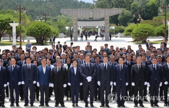 광주·전남 민주당 당선인 5·18묘지참배