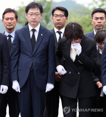 봉하 참배하는 김경수 내외