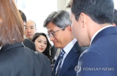 김명수 대법원장 '묵묵부답'